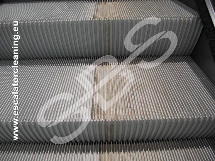 Step by Step RulltrappsRengöring™ för industriell rengöring, tvättning av rulltrappor och rullband